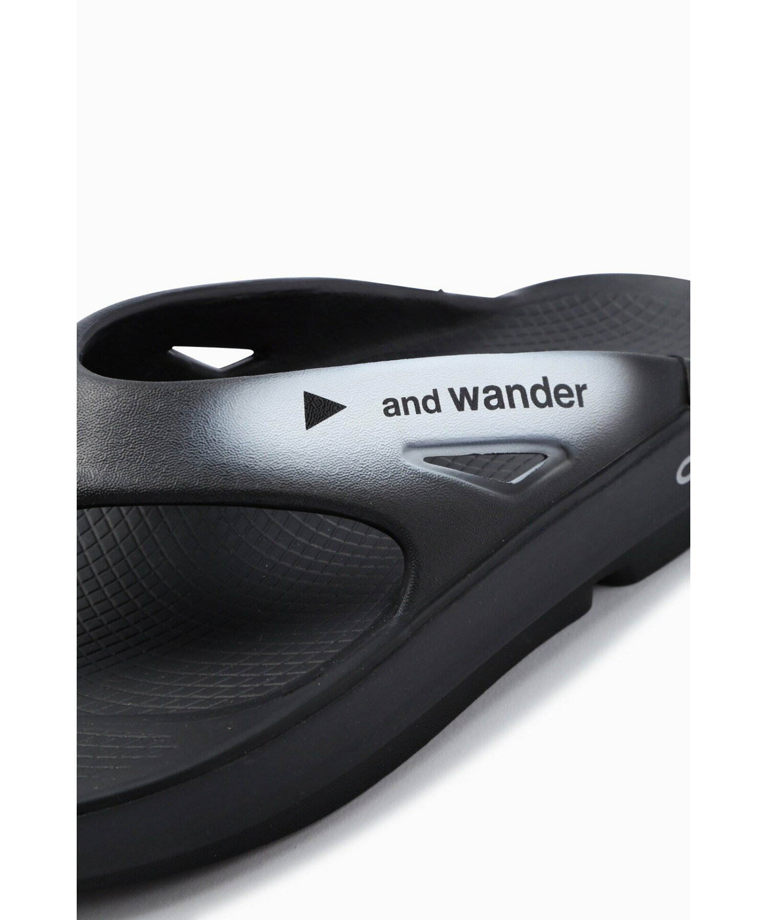 OOFOS original * and wander recovery sandal